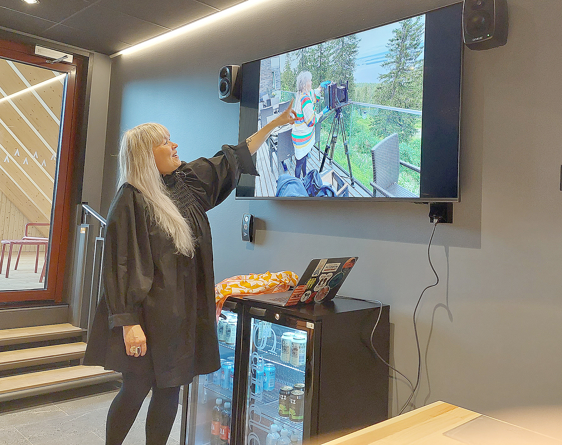 Paola Suhonen esittelee käyttämäänsä kuvaustekniikkaa.