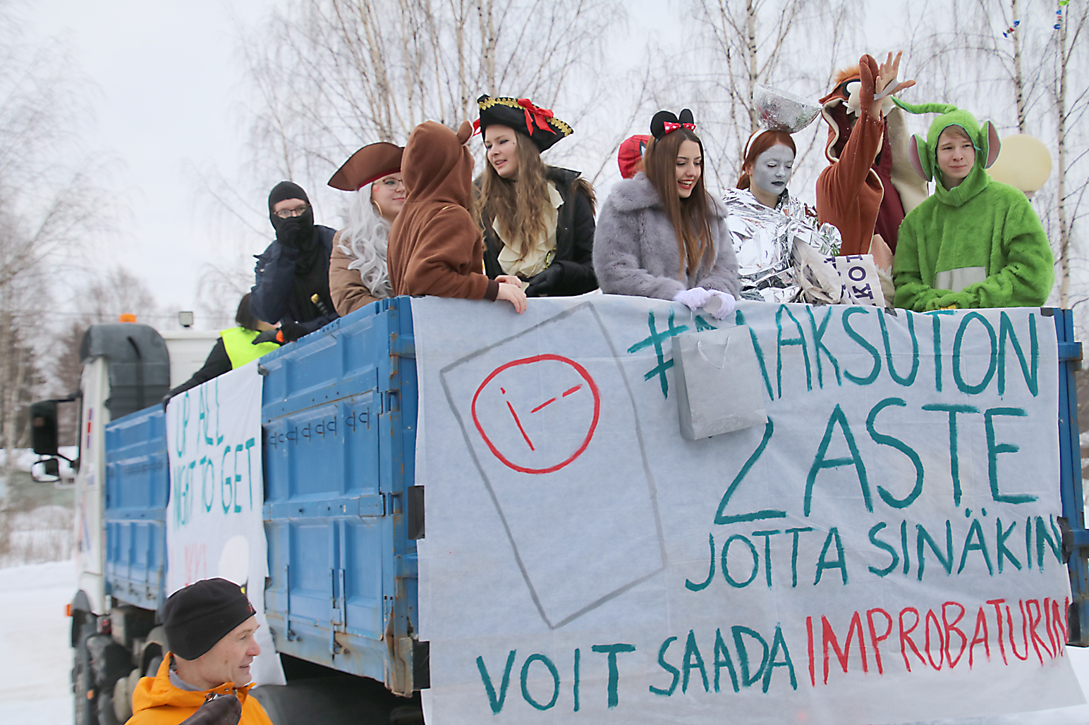 Vuoden 2018 penkkareita vietettiin rapsakassa pakkasessa. Kuorma-autoon kuitenkin kiipesivät hauskasti pukeutuneet abit. Joukossa oli merirosvoja, Minni Hiiri ja Teletappi ainakin. Lakanassa Juuan lukion lentävä lause: i - -, vain huh huh puuttuu.
