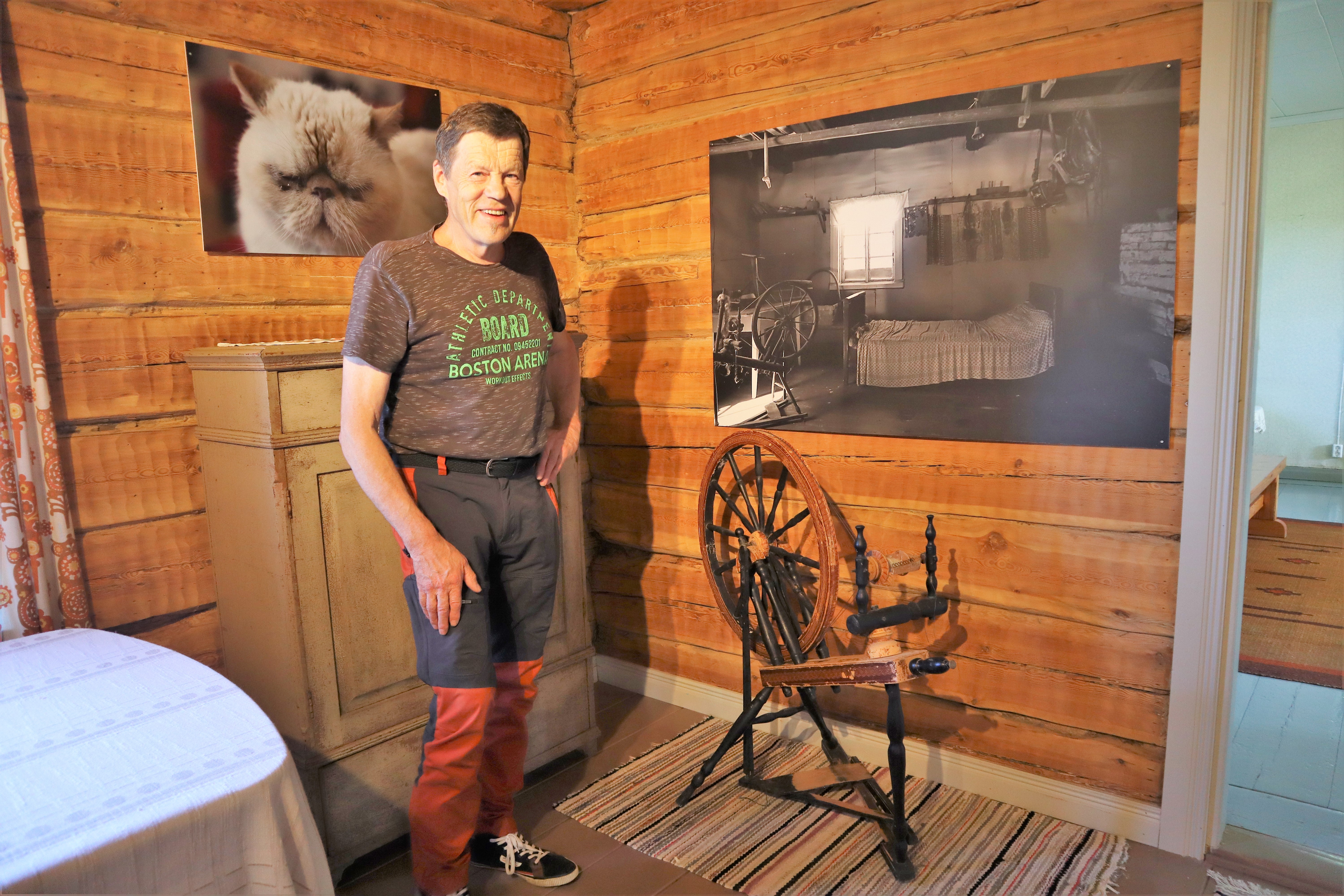 Valokuvaaja Pentti Kallinen on kertomassa näyttelyn kuvista paikanpäällä.