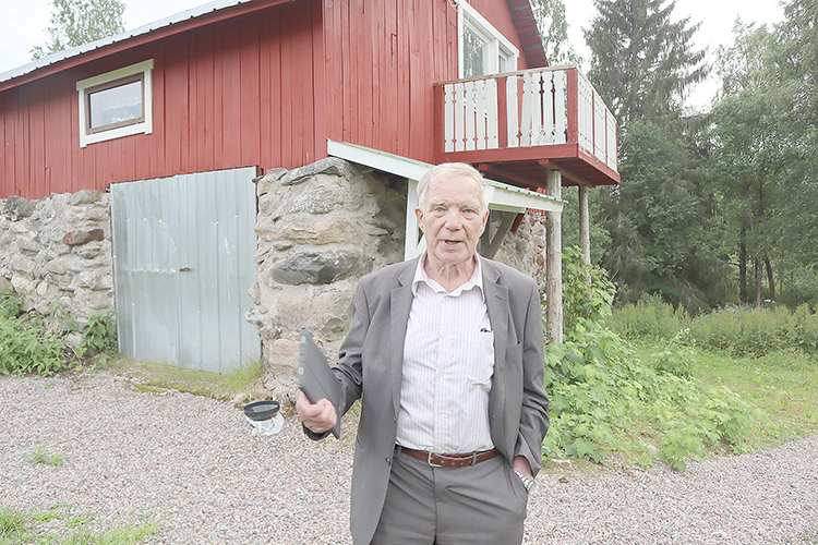 Pentti Kukkonen on ollut 15-vuotiaana nuorukaisena taustalla olevaa navettaa rakentamassa.