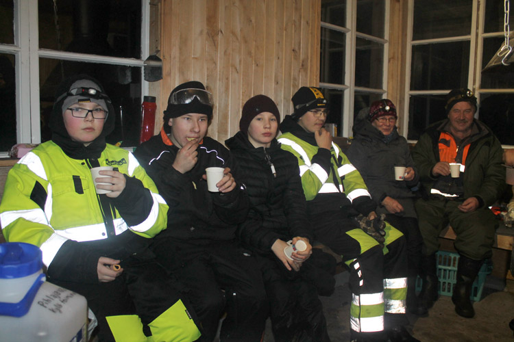 Uuden vuoden aattona Santeri Huttunen, Eljas Hiltunen, Eino Hiltunen, Maksim Huttunen sekä Raija ja Ari Karhapää istuivat iltaa Jussin grillimökissä.