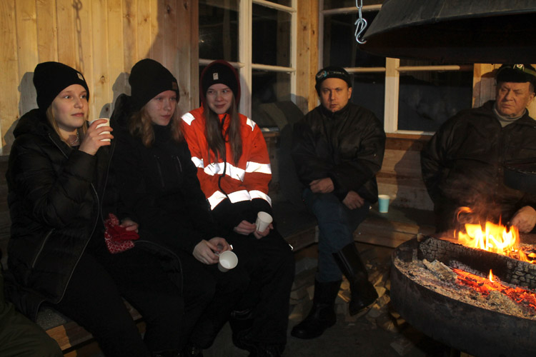 Iiris Rantalaa (vas.), Hertta Hiltusta ja Tytti Rantalaa hymyilytti, Seppo Hyttinen ja Hemmo Hyttinen olivat vakavampina.
