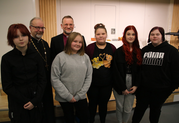 Poikolan koululla isä Sulo Naakka ja piispa Jari Jolkkonen tapasivat muun muassa Veera Lammisen (vas.), Karla Tolvasen, Saaga Veiknamaan, Aliisa Jalosen ja Iina Väyrysen. Kuva Juha-Matti Junkkari