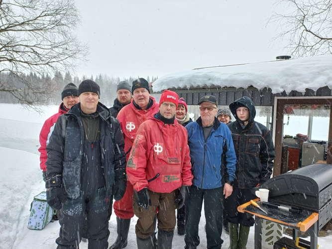 Juuan Pilkkipoikien tämän talven mestariksi pilkki Tarmo Hyykky (edessä kesk.). Vieressä (vas.) saman tuloksen pilkkinyt Kauko Toivanen, mutta voiton ratkaisi kalojen kappalemäärä. Kuva Pauli Halonen