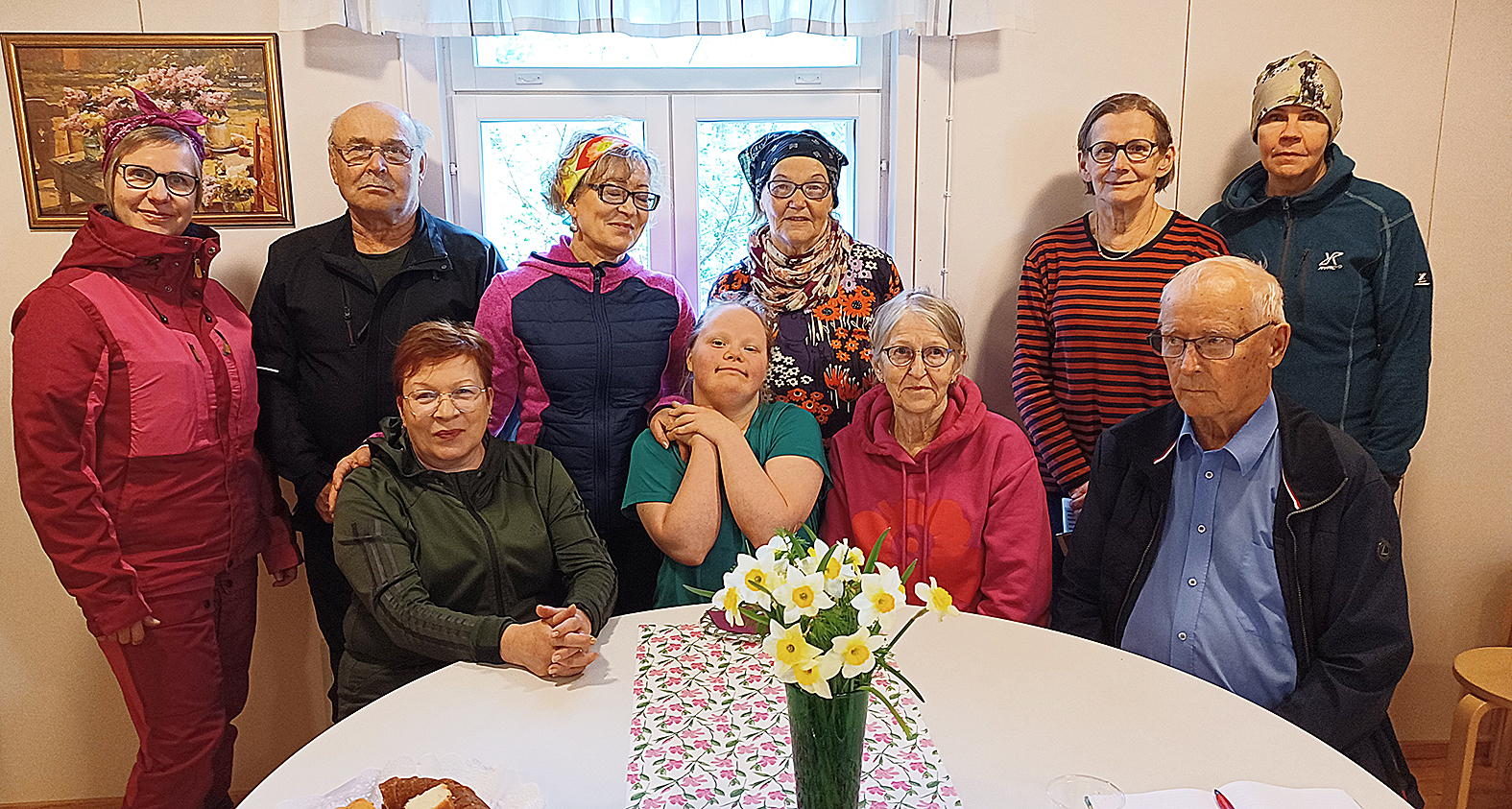 Polvelan kylätapahtuman osallistujia kahvipöydän ääressä. 