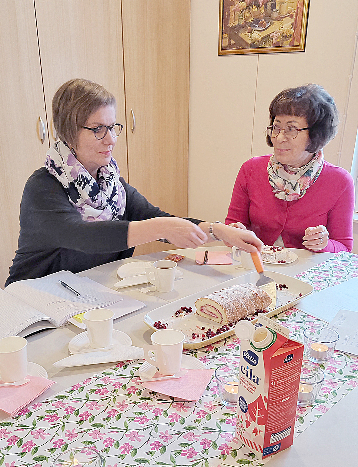 Polvelan kyläyhdistyksen sihteeri Maarit Sorjonen (vas.) ja varapuheenjohtaja Helena Elsinen kahvittelemassa kokouksen lomassa.