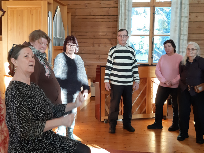 Lieksan seurakunnan kanttori Riitta Lehtimäki (vas.) antoi tärkeimmät vinkit, miten päästä laulamisen alkuun. Muun muassa Sanna Hätinen, Ulla Kesti, Aulis Leppänen, Anja Keränen ja Suoma Martikainen kuuntelivat, miten laulamista voi harjoitella ja mitä harjoittelussa tulisi ottaa huomioon.