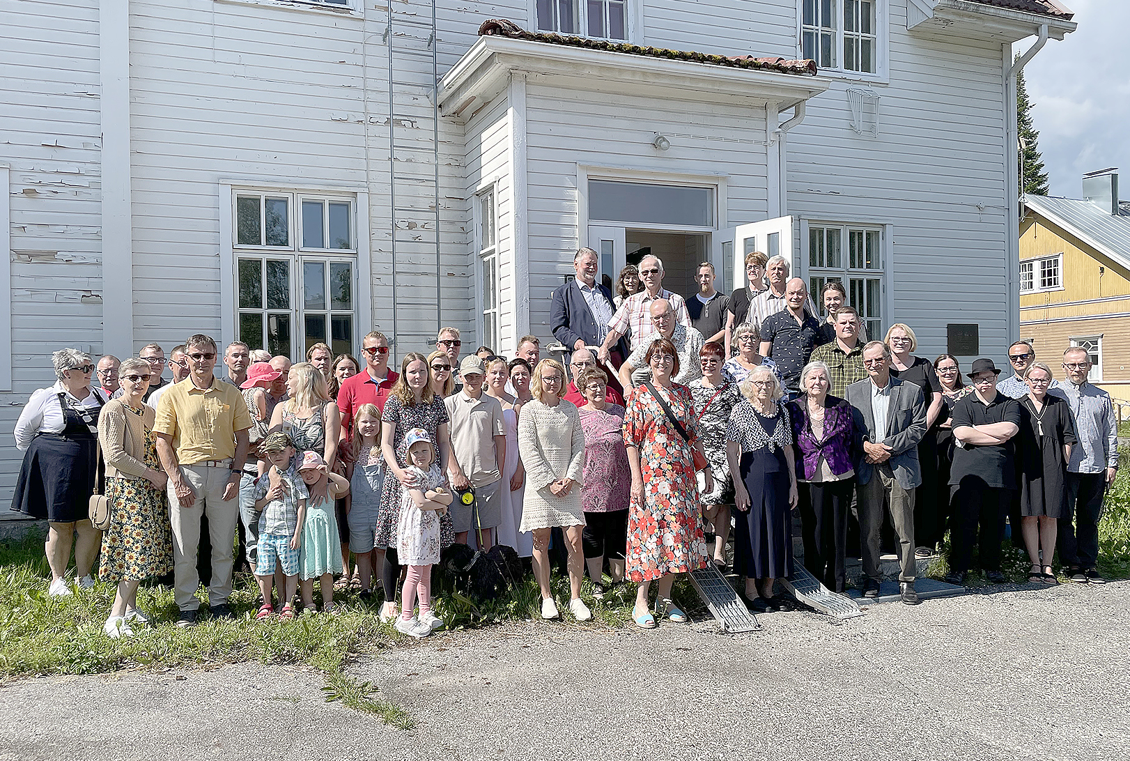 Porokan sukukokoukseen osallistuneet ryhmittyivät yhteiskuvaan Seurojentalon rappusille. 