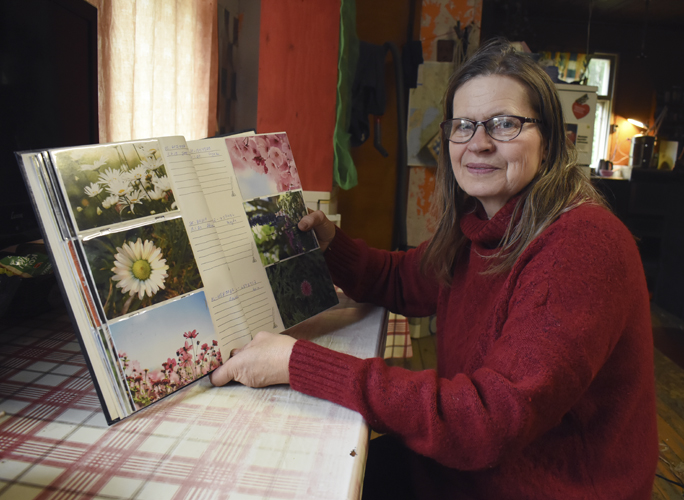 Postcrossing on kansainvälinen postikorttirinki, jonka sadattuhannet jäsenet lähettävät kortteja sattumanvaraisesti toisilleen. Anna-Kaisa Pitkänen on lajitellut kautta maailman saamiaan kortteja kansioon aihepiireittäin. Mieluisimpia hänelle ovat kasvi-, eläin ja kaupunkikuvitukset.