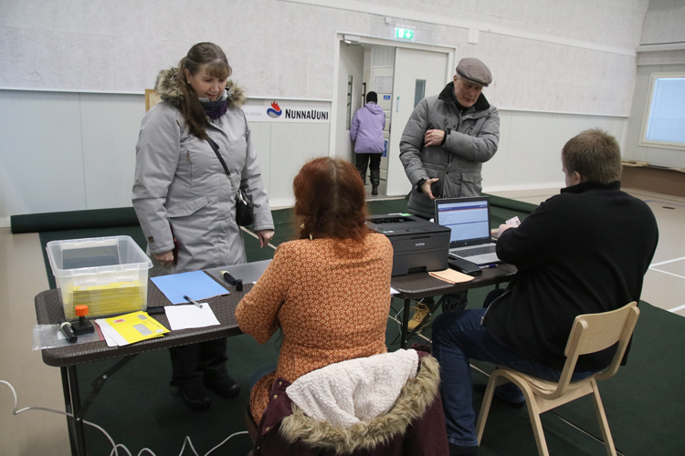 Kouvolan Tuohikotissa asuvat Irmeli ja Aatu Airikka kävivät äänestämässä ennakkoon Ahmovaarassa. Irmeli on antanut oman äänestyslippunsa kirjekuoreen pantavaksi vaalivirkailija Minna Lehikoiselle, Aatun henkilötietoja tarkistamassa Antti Halonen.