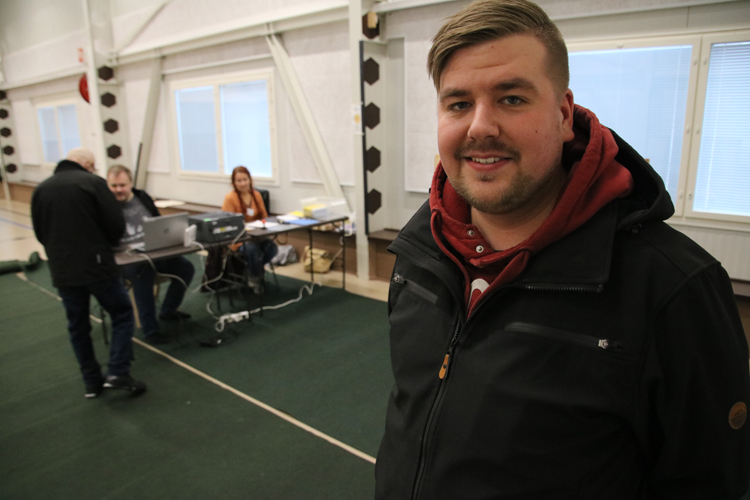 Mikael Kurki uskoo vakaasti, että oma ehdokas tulee valituksi. Taustalla äänestämään menossa Seppo Tanskanen, jolle ei myöskään ollut epäselvää, ketä äänestää.