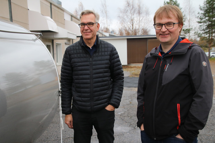 Puljongin toinen perustaja, Kai Iiskola (vas.) sekä tuotantolaitoksen nykyinen tehtaanjohtaja Tomi Strand iloitsevat, että 30 vuotta toiminut tehdas jatkaa edelleen kasvu-uralla, nykyisin kansainvälisen Nestlé-konsernin omistuksessa.