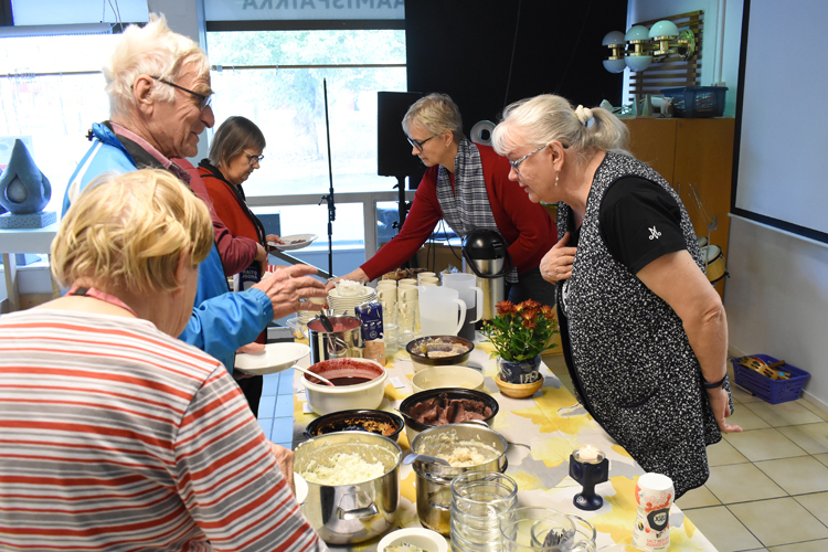 Marttojen Puurobaarin antimia kävi maistelemassa yli 30 henkilöä ensimmäisen puolen tunnin aikana. Tuula Ikonen-Graafmans (oik.) ja Leena Halonen esittelivät kävijöille erilaisia puurolaatuja.