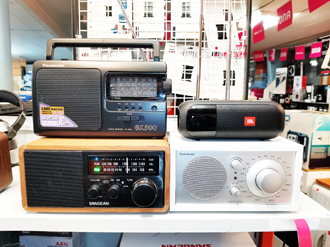 Kaikenlaisille radioille on kysyntää. Esimerkiksi kännykän radio tai vain sähköllä toimiva radio ei kuulukaan, jos sähköt katkeavat ja akku loppuu.