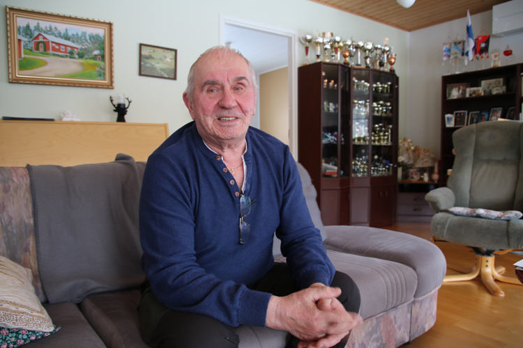 Raimo Hiltunen pohtii elämänsä vaiheita nyt 80-vuotiaana Halivaaran Myllylässä. Työtä hän tekee edelleen kuin nuoruuden päivinä ikään.