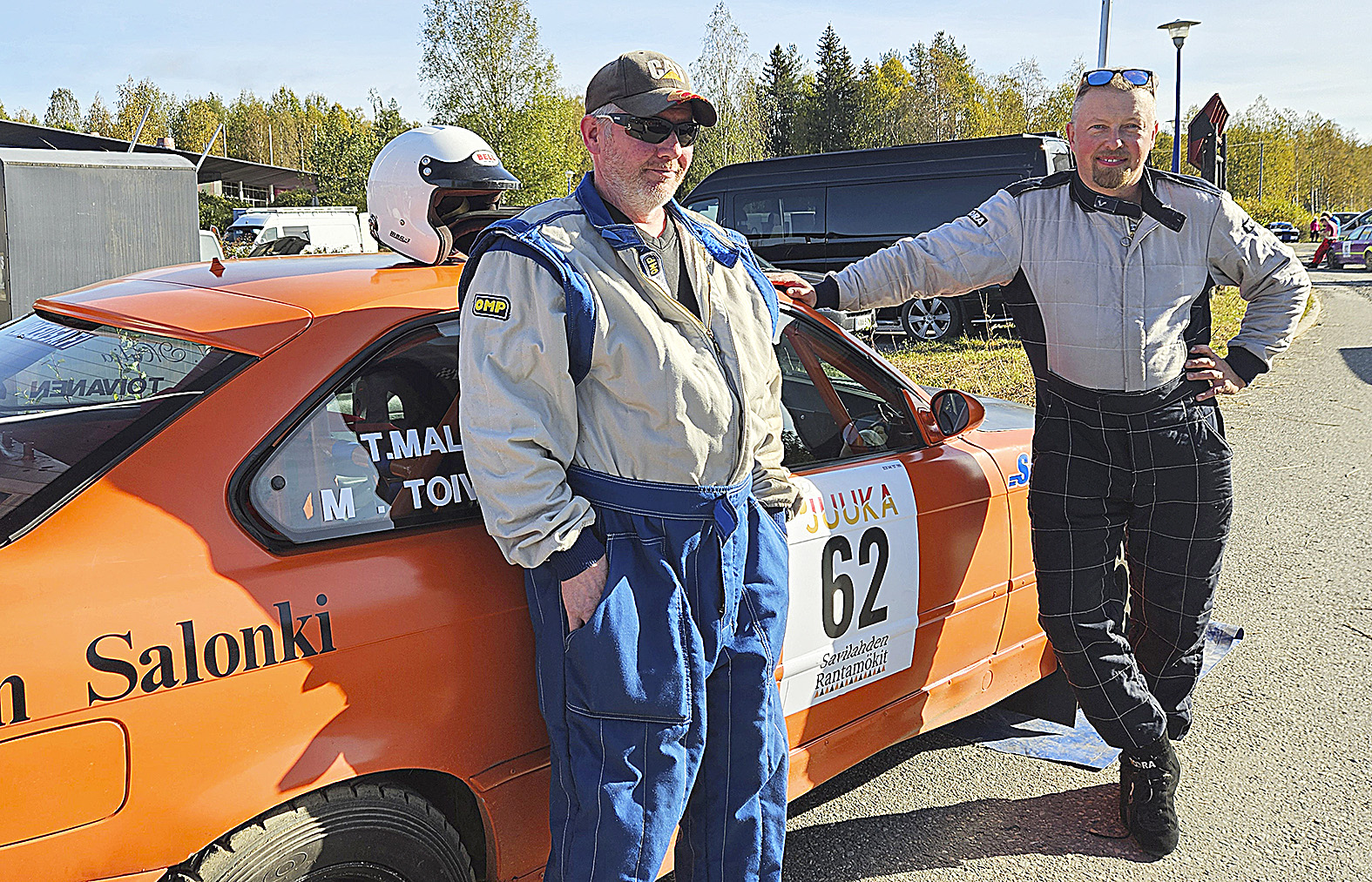Marko Toivanen ja Tomi Malja BMW 325 vierellä tauolla. 






