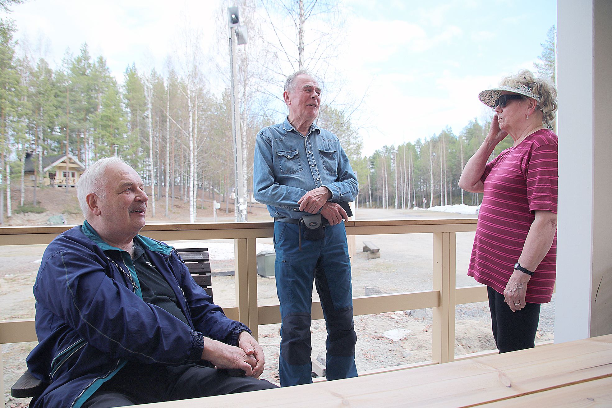 Aulis Nevalainen (vas.) tuli Rekiniemeen ensimmäisen kerran isännöitsijäksi jo 1990-luvulla. Valkeakoskelainen Malla Ahola oli toukokuussa ensimmäistä kertaa matkailuautolla liikenteessä toisin kuin kaverinsa Markku Liikka, jolla on yli 30 vuoden karavaanaritausta.