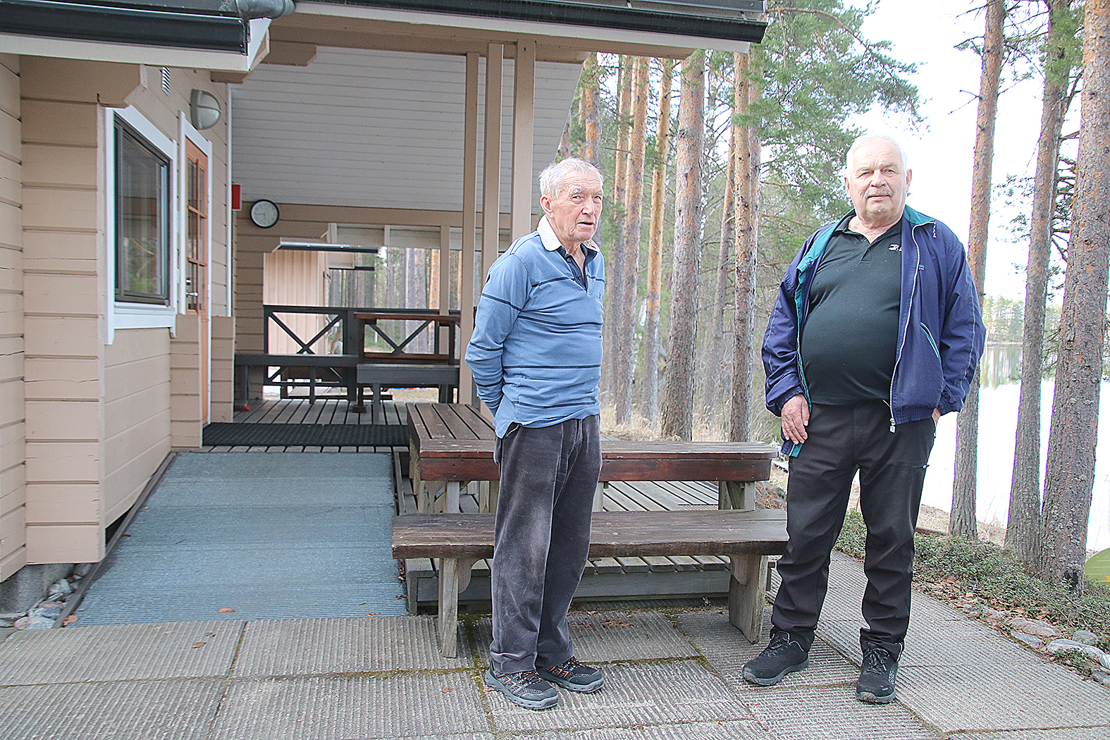 Rekiniemen rantasauna lämpiää juukalaislähtöisen Esko Kortelaisen (vas.) toimiessa saunamestarina. Aulis Nevalainen on alueen isäntä.