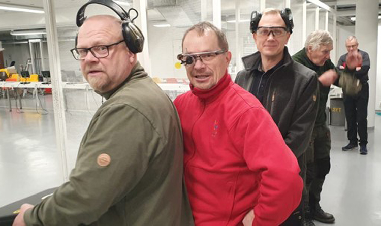 Juuan reserviläisten aktiivisimpiin ampujiin kuuluvat muun muassa Jarkko Rautiainen (vas.), Seppo Rautiainen, Ilkka Ämmälä ja Antti Nykänen. Takana Kontiolahden reserviläisten Tapio Kiiskinen. Kuva Jukka Rautiainen