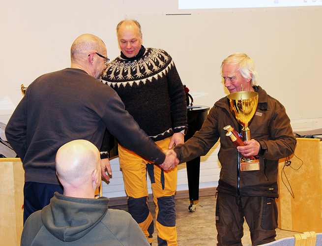 Vuoden erähenkilön Lassi Kakkosen (oik.) palkitsivat Timo Gröhn ja Ilkka Surakka.