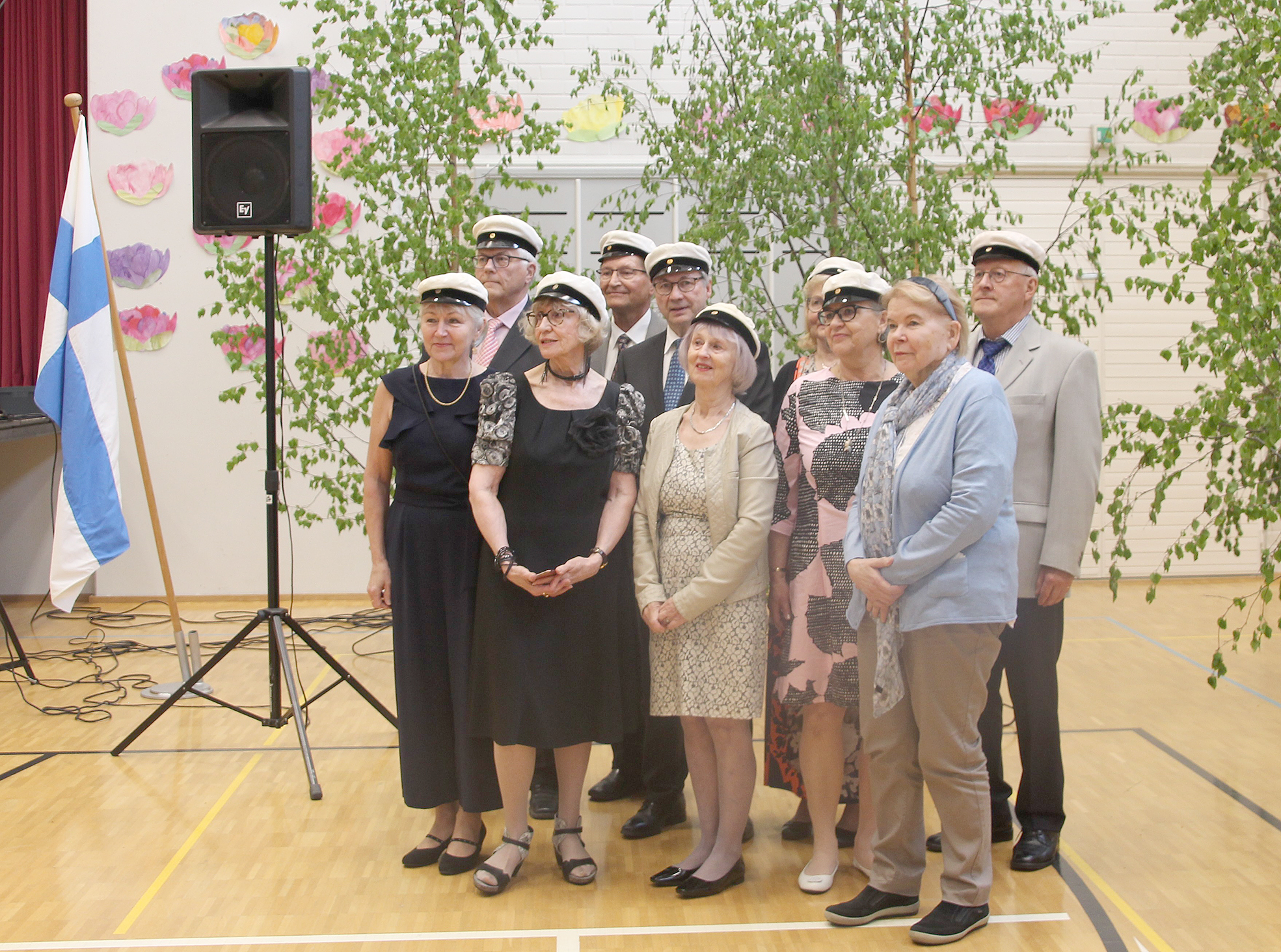 4. Riemuylioppilaat eturivissä Sirkka Patrikainen (Konttinen), Maritta Lehikoinen, Riitta Karkkulehto (Lehikoinen) ja Airi Pehkonen. Takarivissä Urpo Lehikoinen, Pentti Martikainen, Risto Patrikainen, Sirpa Wickström (Romppanen), Marja-Liisa Räikkönen (Tuhkanen) ja Pertti Wickström.