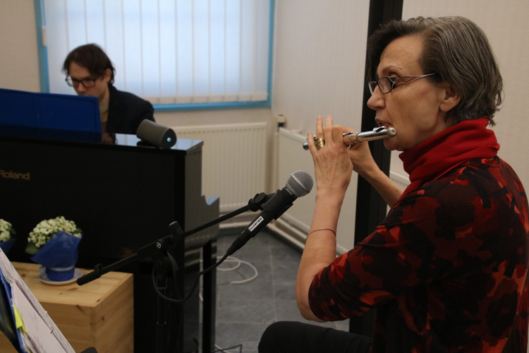 Ritva Paananen musisoi oppilas-opettajaperiaatteella toissa torstaina Juuan kirjastolla. Opettaja eli Samuli Moilanen säesti.