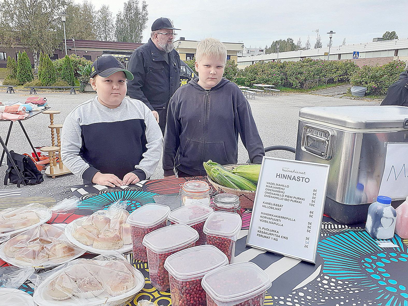 Ahkerat koululaiset Niko (vas.) ja Leo myivät itse tekemiään, keräämiään ja kasvattamiaan tuotteita.