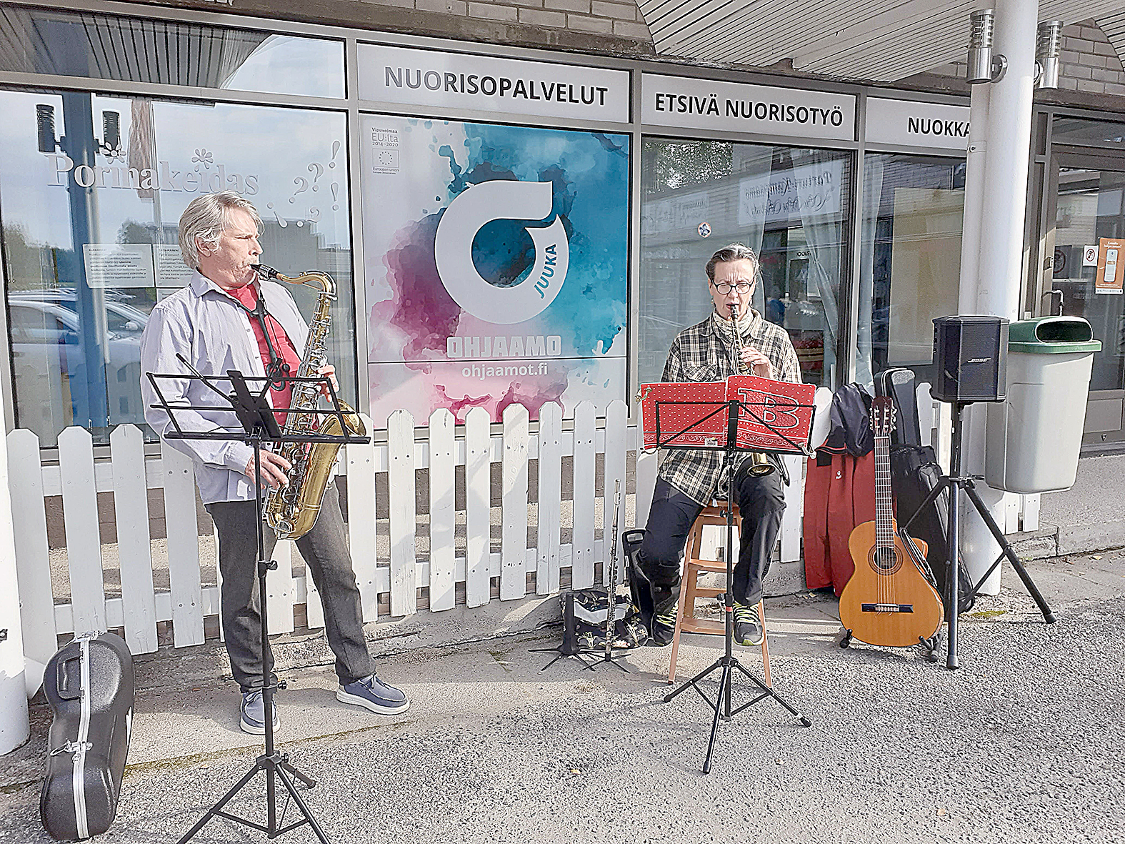 Timo Löllö ja Ritva Paananen musisoivat kävijöiden iloksi.