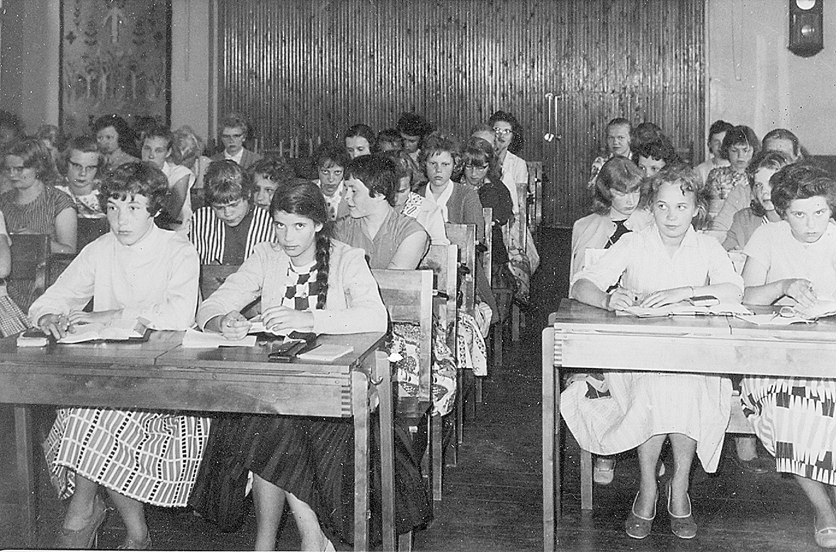 Roswitha Utriainen (toinen vas.) nuorena rippikoululaisena Lieksan Kylänlahdella vuonna 1958. Kuva: Roswitha Möhringin arkisto