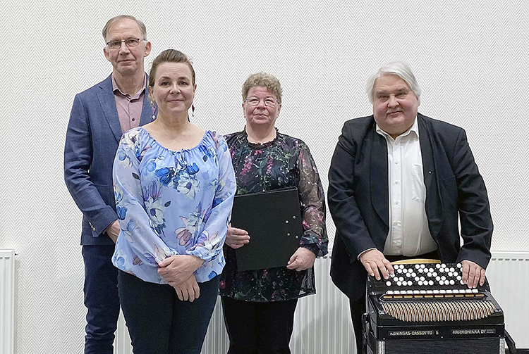 Runon voimaa. Yksilölauluoppilaat Lassi Kirjavainen (vas.), Minna Harju ja Katri Kallinen sekä opettaja Arto Tarkkonen viihdyttivät yleisöä konsertissaan kirjastolla.