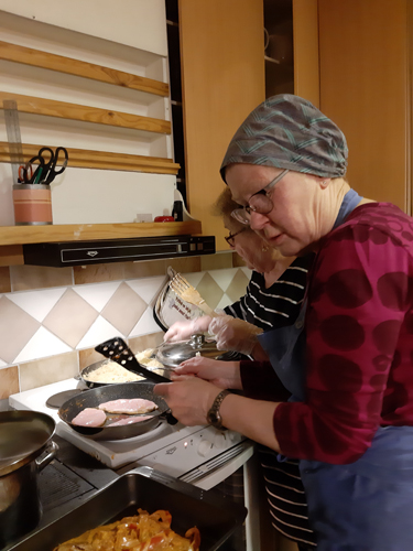 Paula Nuutinen Kolilta ja Riitta Laitinen Martonvaarasta valmistivat Igorin kanaa, jonka maun salaisuus piilee smetanassa ja paprikassa.