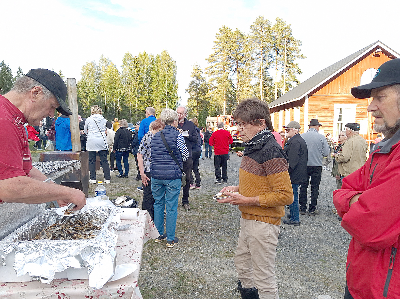 Suositussa Kolin sadonkorjuujuhlassa tarjottiin tänäkin vuonna muikkuja, joita tässä tarjoilee Osmo Tolvanen. Muikkuannoksen sai juuri Tuomo Heikkinen, Olavi Ryynänen (oik.) odottelee vuoroaan.
