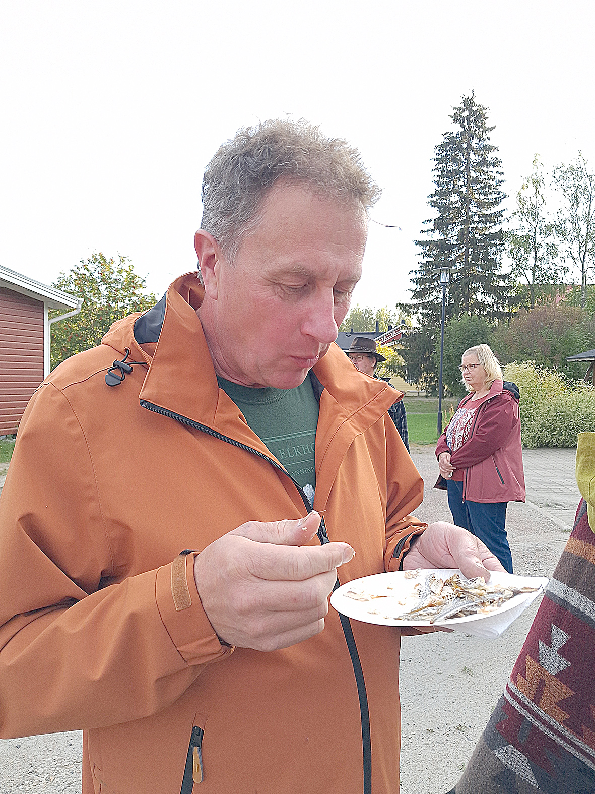 Muikut maistuivat Jukka Miettiselle. Hän antoi kiitosta paistajille.