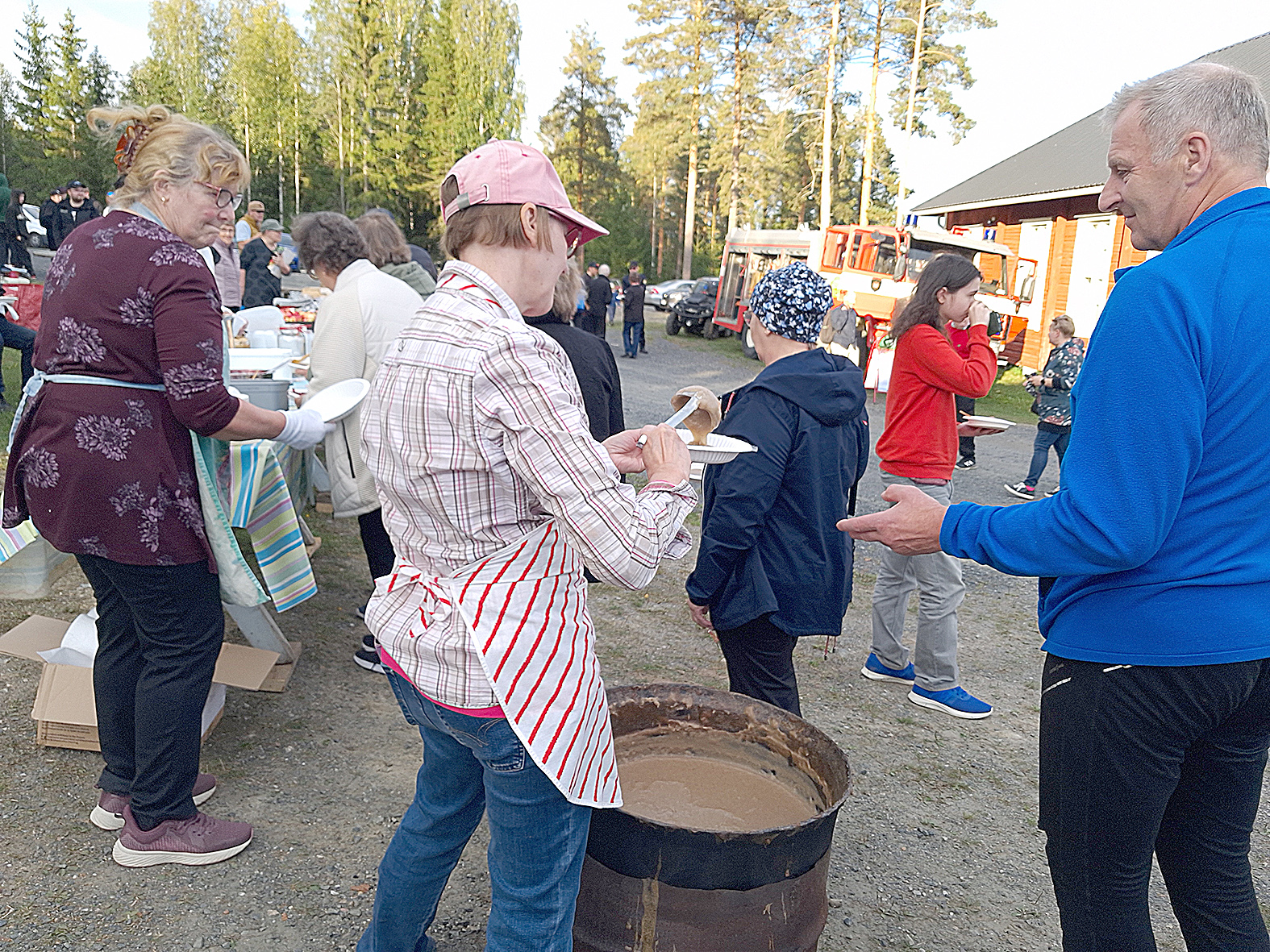 Lempi Kukkosen lopetettua pari vuotta sitten ruishuttua ovat olleet keittämässä Aune Karjalainen (vas.) ja Soile Parikka. Naiset kertoivat Lempin ohjeilla keittävänsä.