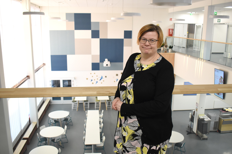 Mari Hyttinen kertoo, ettei mahdollisten sähkökatkojen vuoksi tarvitse olla huolissaan. Opetus pyritään järjestämään mahdollisimman normaalisti, ja sähkökatkojen aikaan toimimista harjoitellaan oppilaiden kanssa.