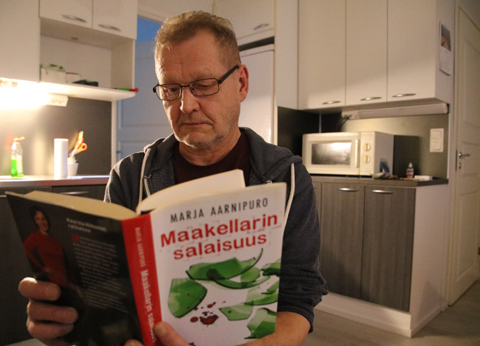 Sakari Timonen eli Uuninpankkopoika tuli uunin pankolta ja keskittyy blogien sijasta enemmän kirjojen lukemiseen. Lukulistalla on muun muassa Avun päätoimittaja Marja Aarnipuron kirjoittama ja lahjaksi antama dekkari.
