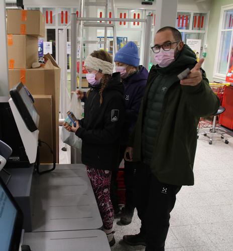 Kolin Salen uusitut tilat olivat helsinkiläisten Mikko ja Laura Mannerin sekä heidän tyttärensä Pihlan mieleen. Upouusia itsepalvelukassoja piti päästä testaamaan. Perhe oli syyslomalla ja ensimmäistä kertaa elämässään Kolilla.