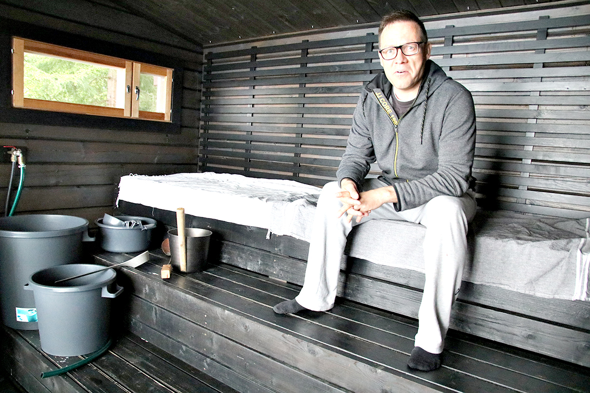 Sami Laakkoselle kesämökki on tärkeä stressinlaukaisija. Omin käsin Paalasmaalle rakennetun kokonaisuuden, jossa on muun muassa päämökki  ja kesäkeittiö, hän rakensi itse.