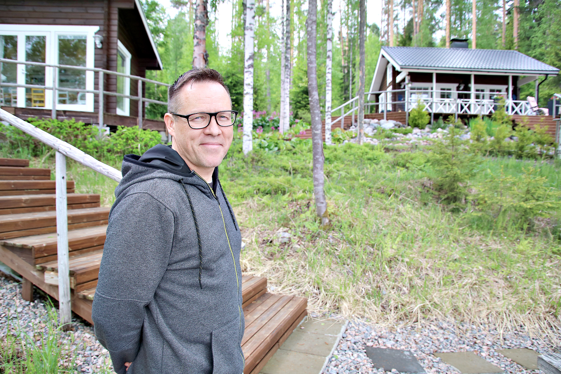 Punaisen maton paikka Sami Laakkoselle löytyy rantasaunasta, joka tuo sisäpuolelta mieleen savusaunan. Lauteelta on esteetön näkymä Pieliselle seinän kokoisen panssarilasin kautta.