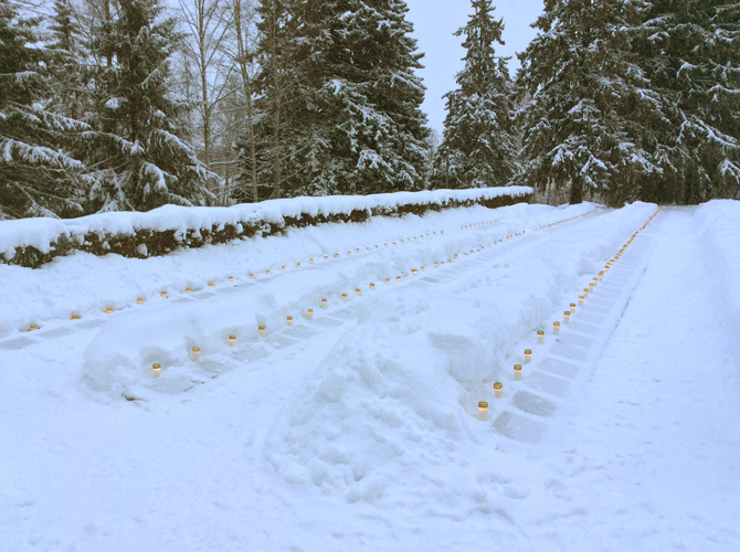 Juuan sankarihautausmaa jouluaattona kello 11. Seurakunnan työntekijät tekivät lumityöt ja reserviläiset sytyttivät kynttilät. Kuva: Juha-Matti Junkkari