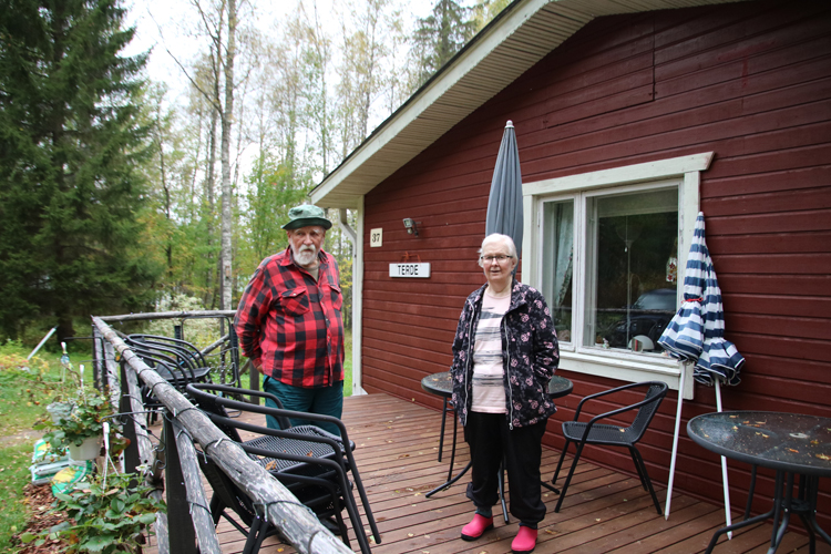 Kainulaisten ensimmäiset käynnit omalla tontilla Kajoossa 1960- ja 1970-luvuilla sujuivat nuoruuden innolla ja kunnolla, ja välillä teltassakin yöpyen.