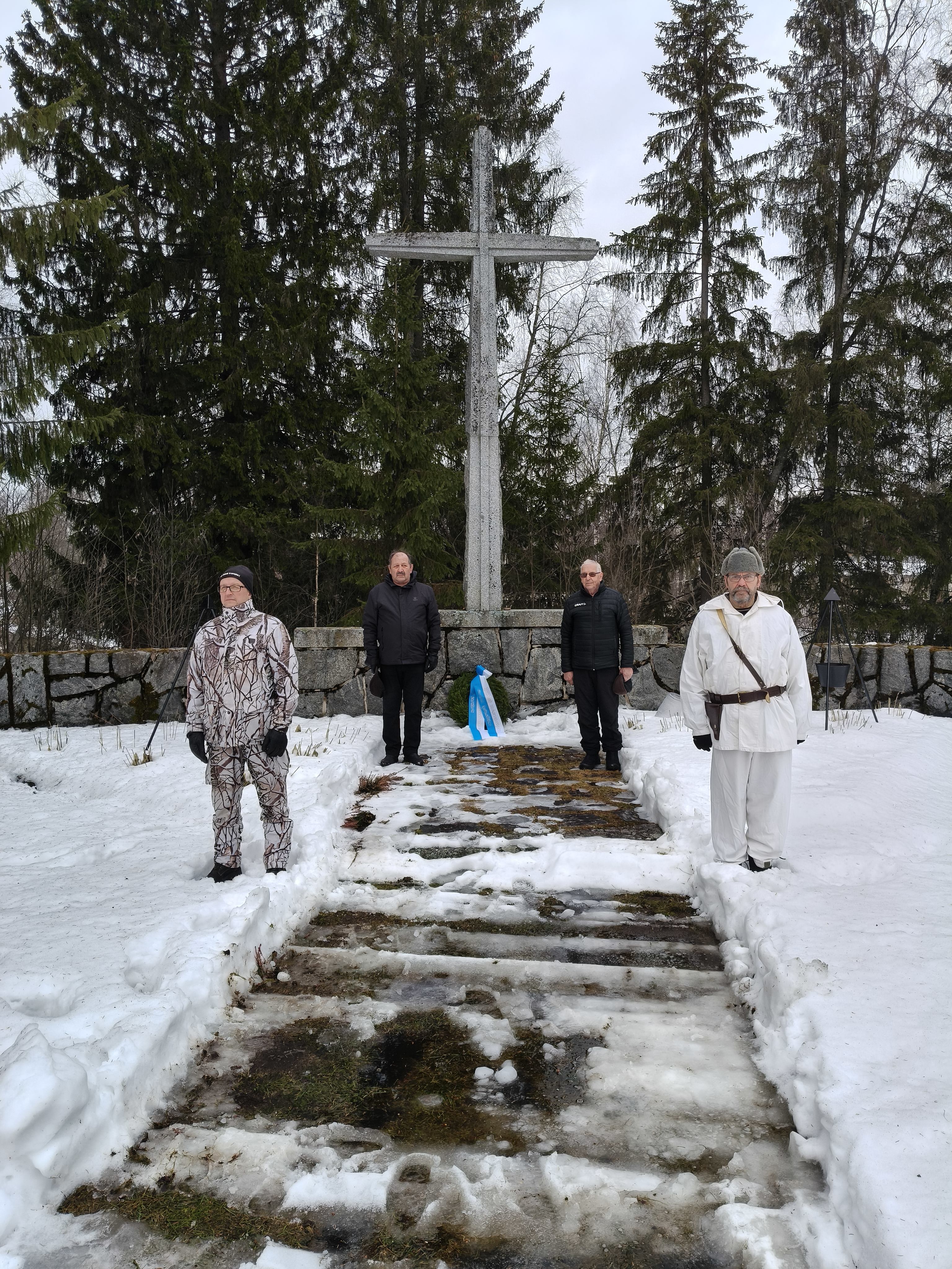 Talvisodan päättymisestä tuli perjantaina kuluneeksi 86 vuotta. Juuan reserviläisten asettamassa kunniavartiossa Pauli Halonen (vas.) ja Ilkka Surakka, seppeleen laskijoina Mauri Kukkonen (vas.) ja Arvi Martikainen. Kuva: Arto Kukkonen. 