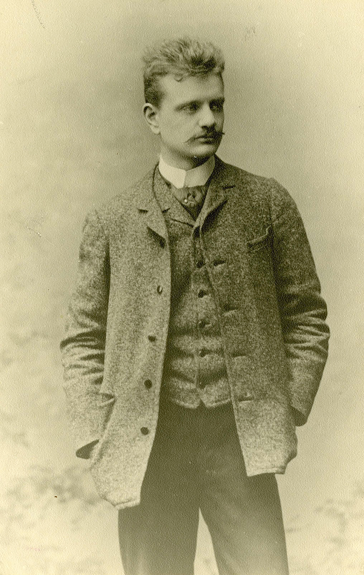 Jean Sibelius kuvassa vuonna 1891, vuotta ennen häämatkaansa Lieksan Monolaan. Kuva: Sibelius-museon arkisto