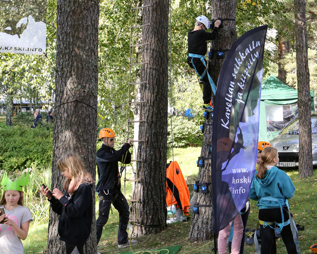 Nuoria tarvitaan tulevaisuudessa metsähommissakin. Innostus alalle voi syttyä vaikkapa kiipeilyharrastuksen kautta.