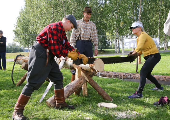 Metsäinen perinne kiinnostaa aina. Pielisen Karjalan tukkilaisperinne ry:n osastolla sai testata hauistaan pöllin katkaisussa vanhaan malliin.
