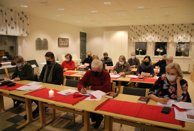 Juuan kirkkovaltuusto hyväksyi vuoteen 2027 ulottuvan toimintastrategian, joskin kiinteistöjen osalta strategia palautetaan kirkkoneuvoston uudelleen käsiteltäväksi. Asiaa kummasteli valtuutettu Tarja Hyykky (oik.).