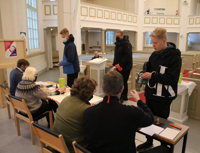 Juuan kirkkovaltuuston vaalissa äänestämässä kävi myös nuorisoa. Oula Harjun (oik.) vaalikelpoisuus varmistetaan, Juho Hyttinen on jo matkalla äänestyskoppiin. Takana keskellä Juhon isä Jukka Hyttinen.
