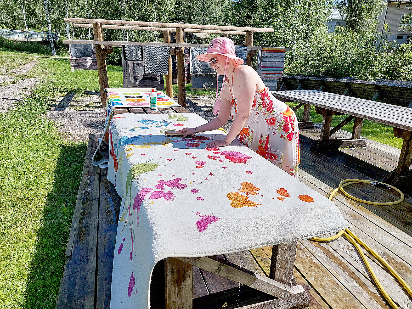 Susanna Kokkosen kesään kuuluu matonpesu.