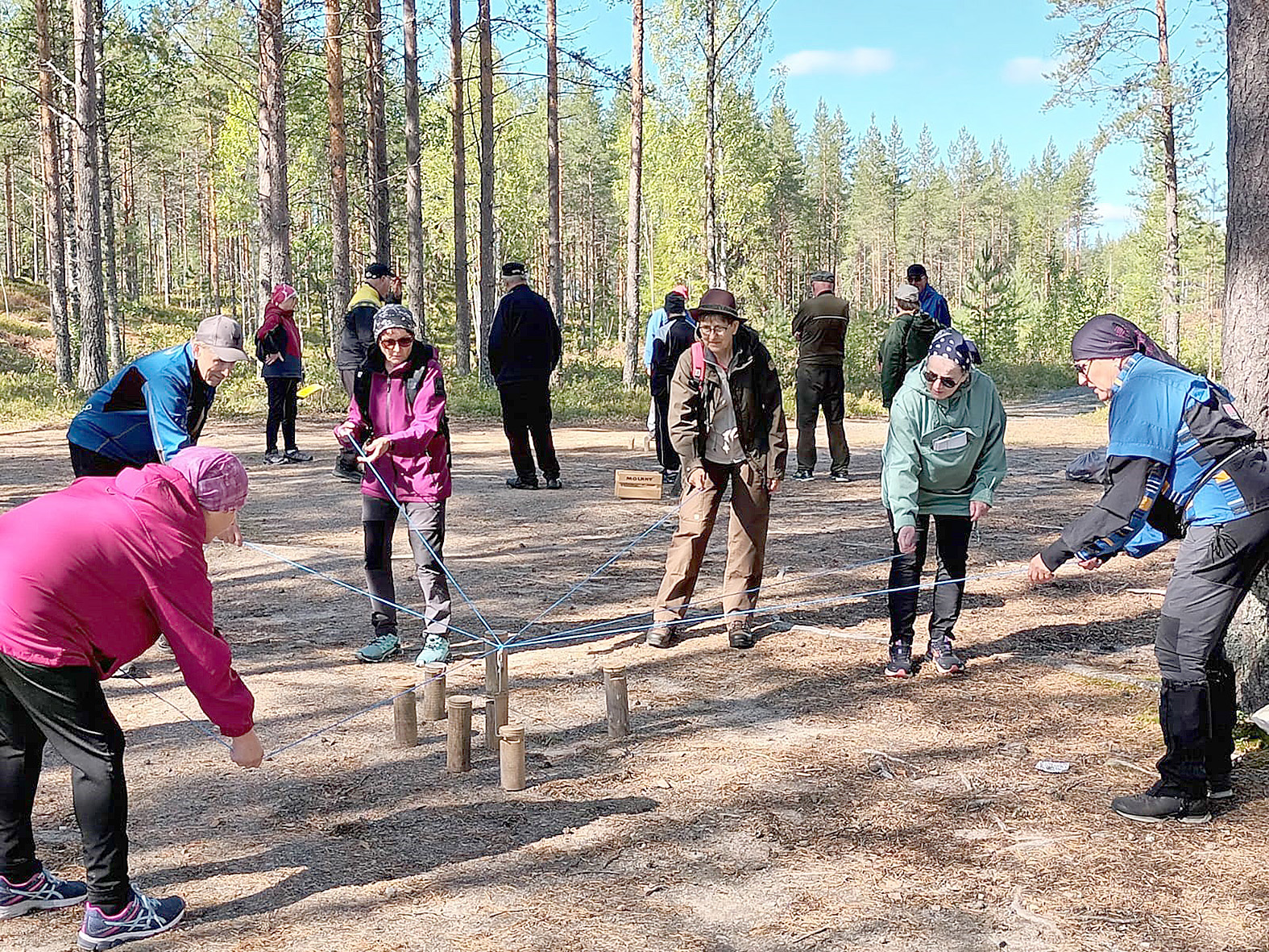 Kolmen juukalaisyhdistyksen jo perinteisellä syysretkellä pelattiin muun muassa yhteistyöpeliä Kangasvalkeisella. Kuva: Marja-Leena Vepsäläinen