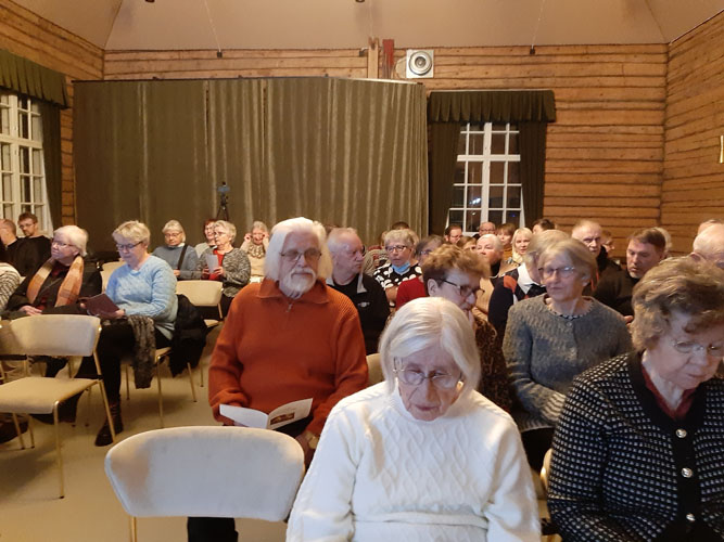 Missiokuoro ja Kaari keräsivät mukavasti yleisöä Seurojentalolle.